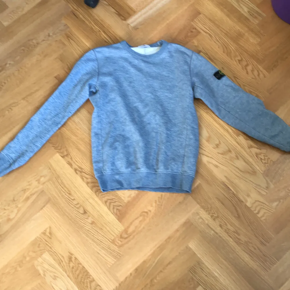 Blå Stone Island tröja  i storlek M. Säljer för att den inte passar länge men i bra skicka!. Tröjor & Koftor.