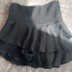 Svart volangkjol - Jättesnygg svart volang kjol som även kan användas som en topp❤️ Endast använd några få gånger så den är i perfekt skick!