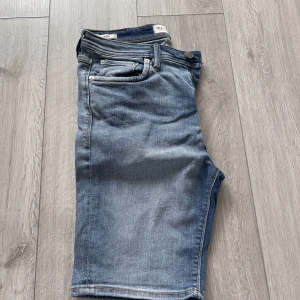 Denimshorts - Jeansshorts. Slim fit.