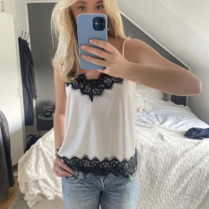 Spetslinne - Ett svart vitt spetslinne från zara! Superbra skick🙌🏽🙌🏽