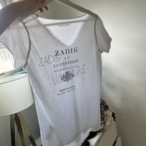 Zadig & voltaire - Jätte fin zadig tshirt med jätte coolt tryck där bak💕 Storlek S, står ej för frakt