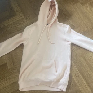 Rosa huddie - En rosa färgad huddie som jag inte vill ha längre!