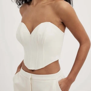 Vit korsett topp - Nyskick med prislapp kvar🦋 säljer då den aldrig kommit till användning🤎 nypris 349kr