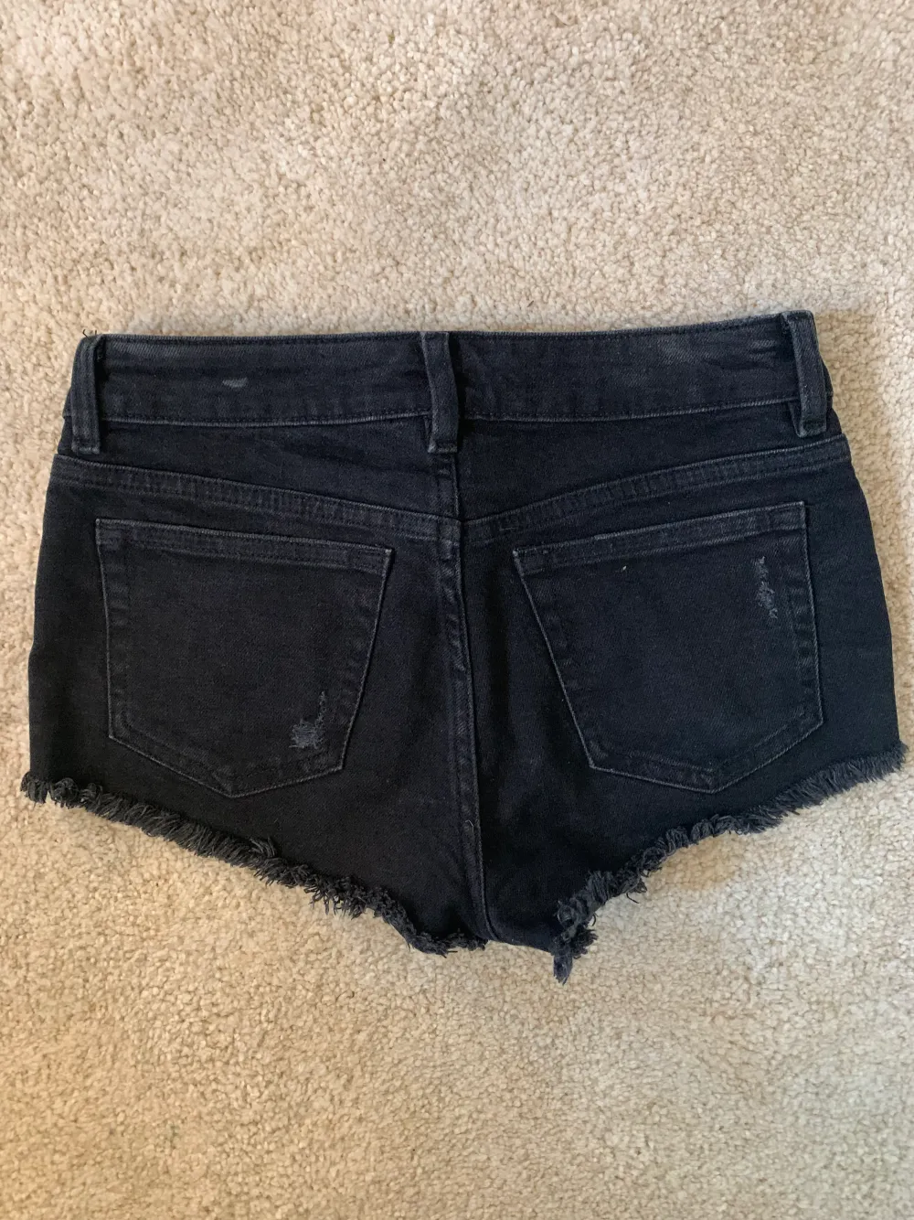 Lågmidjade shorts från h&m perfekta till sommaren som kmr snart, inga defekter men dom har används men dom e tvättade och rena, säljer dom för att dom är för små på mig💘 ❗️köparen står för frakt❗️. Jeans & Byxor.
