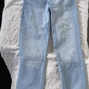 Ljusblå raka jeans ifrån Berskha Aldrig använda Strl 36 