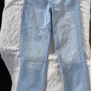 Jeans Bershka - Ljusblå raka jeans ifrån Berskha Aldrig använda Strl 36 