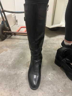 Skor - Skor/ boots i storlek 40. Dom är använda men är i bra skick. 