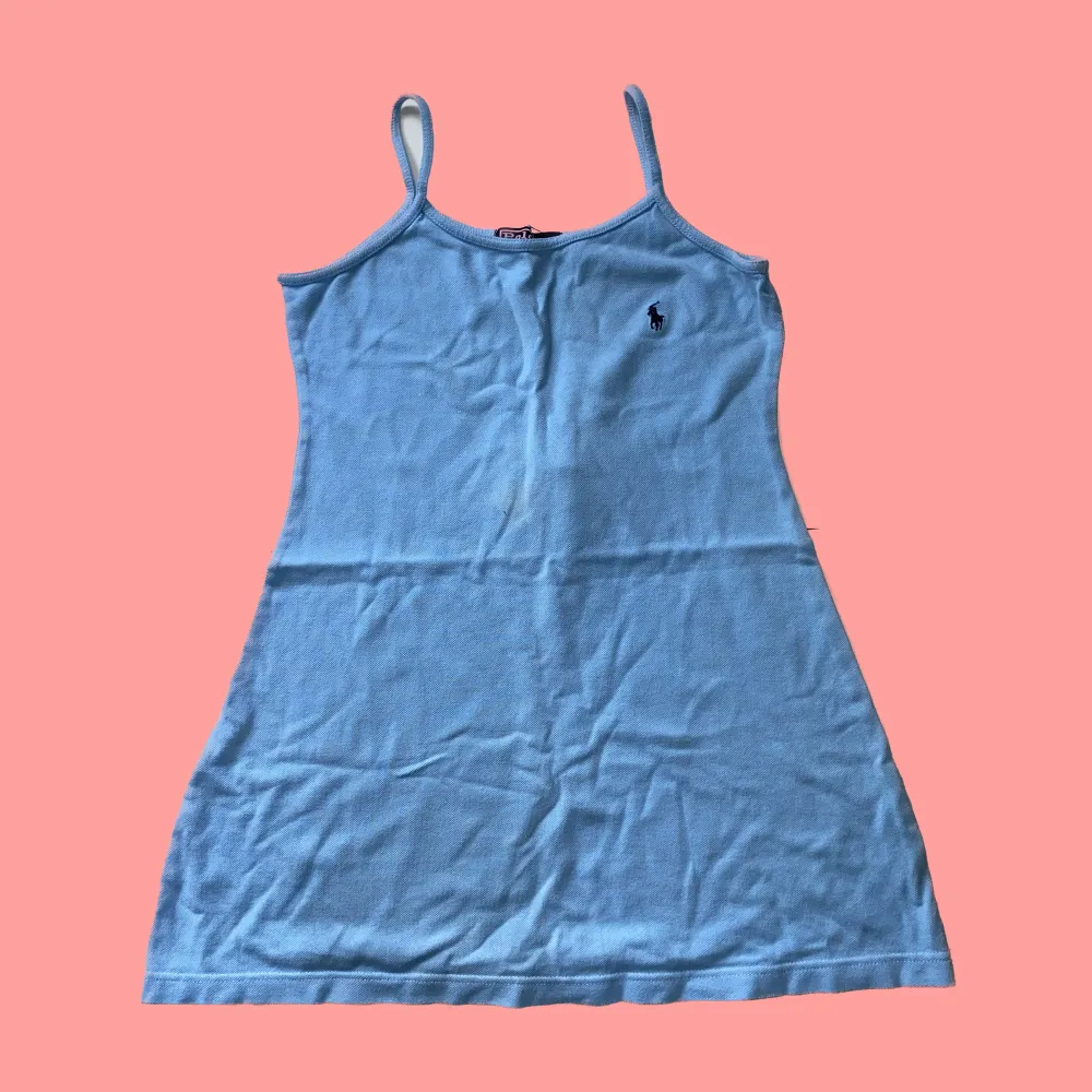 Använd klänning från Ralph Lauren, den har en synlig fläck på framsidan som syns på bilden sedan så har tråden lossnat under armhålan. . Klänningar.