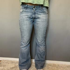 Säljer dessa jättefina lowrise lee jeans eftersom de tyvärr inte passar mig💕 inga tecken på användning💕