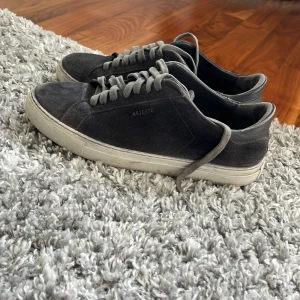 Arigato  - Ett par axel arigato skor i storlek 40 i Väldigt fint skick. Nypris 2000 och köparen står för frakten