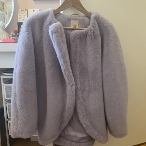 Fluffig jacka - Fluffig lila jacka från H&M stl 34 Jag är 165cm (kolla på bild för att se hur den ser ut på) Aldrig använd och säljer för att den inte har kommit till användning❤️ Den är stl 34 men skulle säga att den passar allt från XS-L 