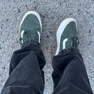 Vans - Mörgröna vans i mockaimitation!💚 Unik design! Vita detaljer, mörkgröna snören.  Passar perfekt till vår och sommar, men funkar även på hösten.  Använda men i fint skick! Storlek 37 men passar mig som är 38.