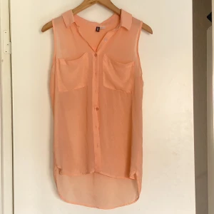 blus / topp  - Blus / topp i rosa / orange salmon färg. Genomskinligt material. Enkel topp från H&M. Fint skick! Skriv gärna vid intresse! Pris kan alltid diskuteras 🥰 
