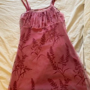 Sommarklänning  - Fin blommig sommarklänning. Passar både större och mindre storlekar.