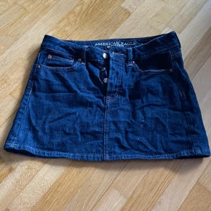 jeanskjol american eagle  - Hugh rise jeanskjol den American Eagle. Storlek 4 US, mellan 34 och 36 Eur storlek. Snyggt höga i midjan, mörkare jeans färg. Bra skick. Pris kan alltid diskuteras 🥰 Skriv gärna vid intresse!