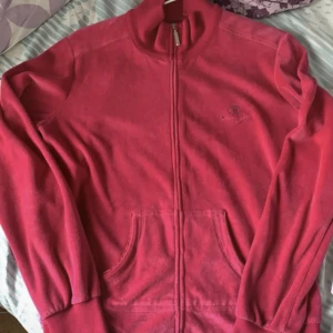Sammet zipup y2k - Jättebra skick, färgen är hot pink Skriv till mig om ni är intresserade av att köpa då ja säljer den någon annanstans också, så fixar jag köp nu funktion 