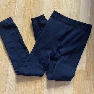 strumpbyxor / underställ  - Svarta strumpbyxor / tights / underställ, lite oklart men de är väldigt varma och sköna. Svart i färgen, avönt skick men verkligen inget fel på dem. Storlek S till XS och väldigt stretchiga. Skriv gärna vid intresse. Pris kan alltid diskuteras 😊 