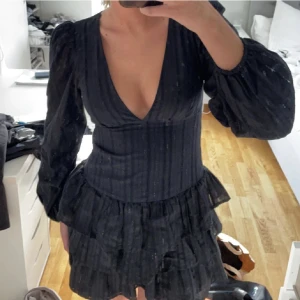 Zara klänning - Använd 1 gång. Som ny. Mina bilder 2,3