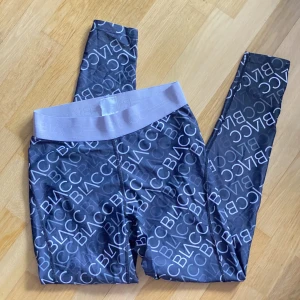 tights svarta - Svarta träningstights / leggings / tights. Tryck: BLVCC. Använt skick men ändå fina :) Storlek M men passar alla mellan S och L för de är väldigt stretchiga. Skriv gärna vid intresse eller frågor. Pris kan alltid diskuteras 😊 