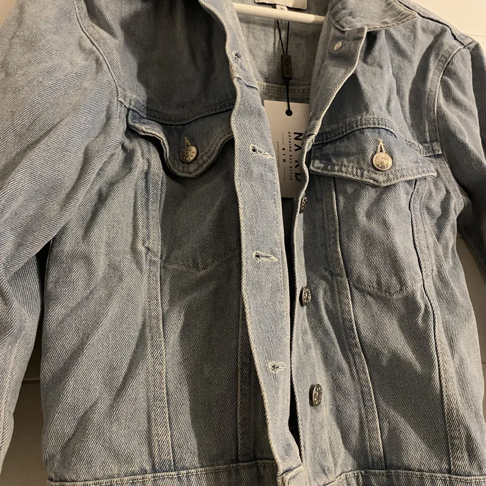 Jeans jacka från NA-KD, aldrig använd, prislappen kvar! Storlek 36. 200kr med frakt 📦 . Jackor.