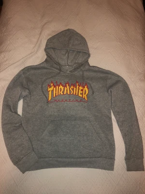 Trasher hoodie - Säljer min super snygga thrasher Hoodie då den inte kommer till användning.  Lappen har skavts av men gissar storleken är ca S.💕 Plast-grejerna på snörena har gått av, syns på sista bilden.  Originalpris ca 700   Köparen står för frakt Köp direkt för 380
