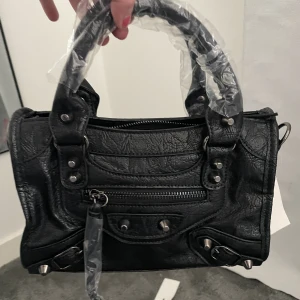 Populär väska - ❌Endast en svart kvar❌ Säljer en grå och en svart Balenciaga liknande väska, helt nya spegel och ett längre band kommer med. Skriv för fler bilder. 700 kr styck exkl  frakt 