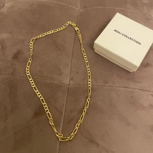 Kedjehalsband - Kedjehalsband i guld från muli collection i nyskick!❤️säljer för 400kr