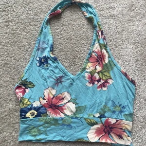 Ikonisk blommig sommar topp - Världens härligaste sommartopp som jag älskar men inte kommer till användning längre😭 och jag måste lära mig släppa taget om mina kläder. 