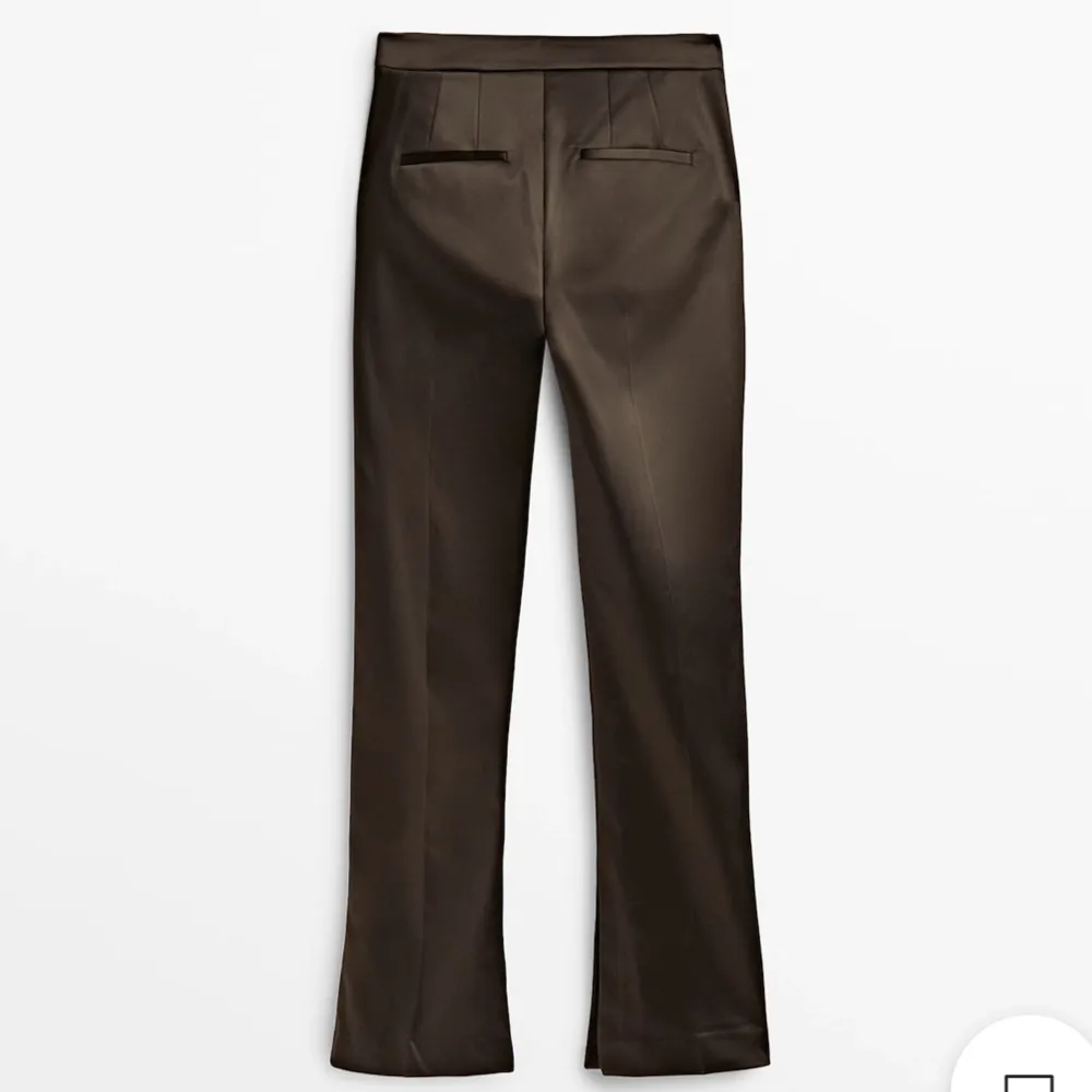 Raka chokladbruna kostymbyxor med slits längst ner från Massimo Dutti, aldrig använd med prislapp kvar🫶🏽. Jeans & Byxor.
