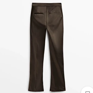 Kostymbyxor - Raka chokladbruna kostymbyxor med slits längst ner från Massimo Dutti, aldrig använd med prislapp kvar🫶🏽
