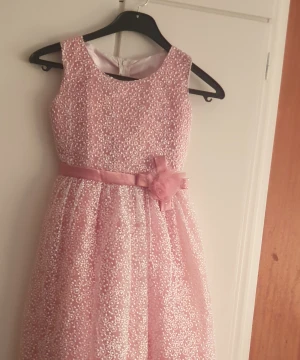 Barn festklänning - Fin klänning till finare dagar, använd endast en gång.