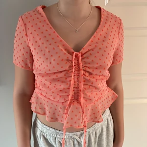 Topp/blus - Fin crop top med reglerbart rynk fram. Glamorous petit. 