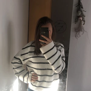 Stickad tröja -  Stickad tröja, som är randig i svart och vit, köpt från kappahl, storlek 170, inköpspris: 299 kr.