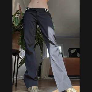 Lågmidjade Kostymbyxor  - Nu säljer jag mina jätte snygga lågmidjade kostymbyxor i perfekt skick, med snygga spännen/ detaljer, skriv vid frågor eller fler bilder!⭐️