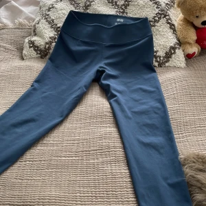 Tights  - Jätte fin blå tränings tights från UNIQLO. Pris kan diskuteras. 