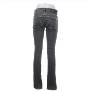 Grå jeans - Säljer ett par snygga y2k jeans som tyvärr är för stora för mig lågmidjade. 