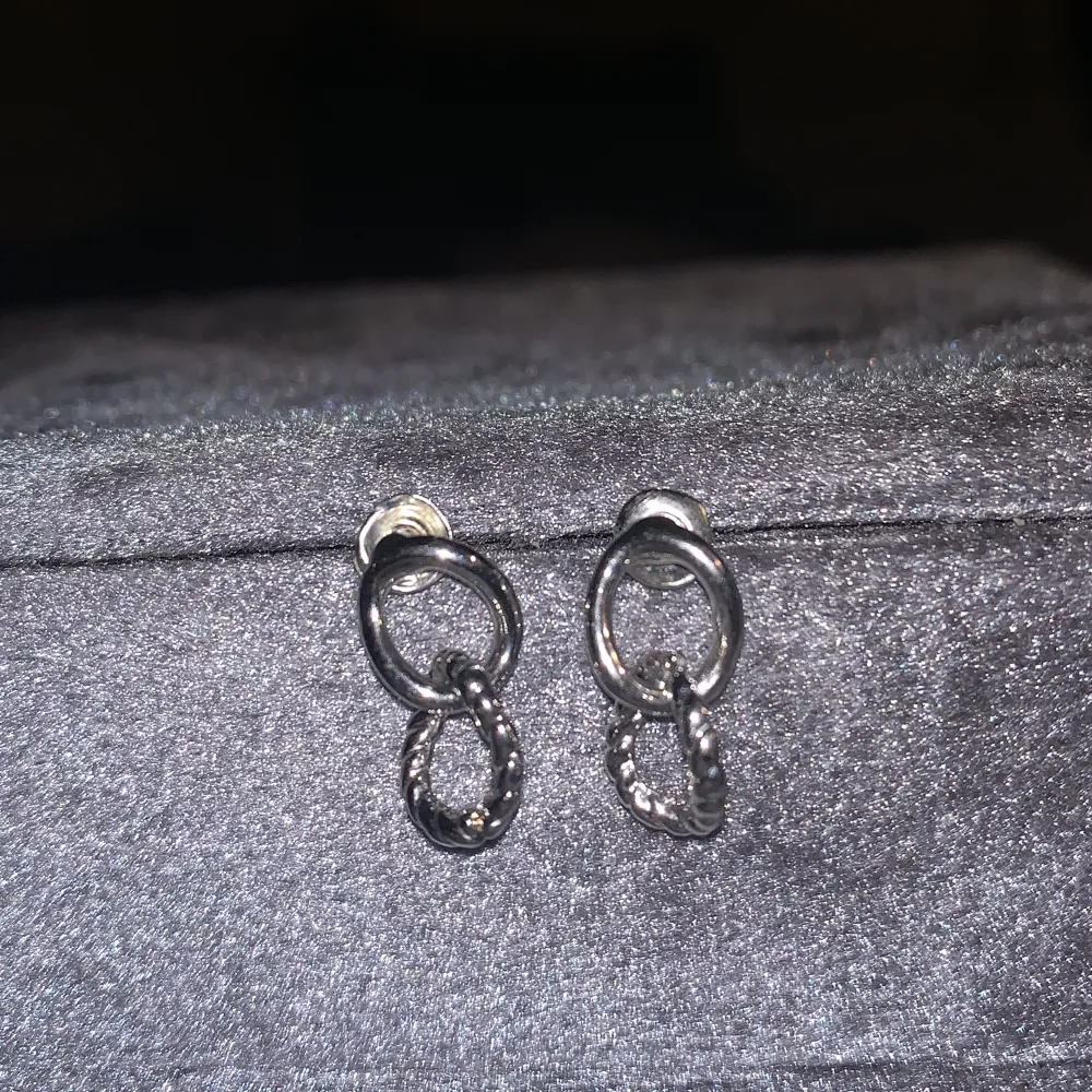 Säljer dessa örhängena, endast testade. Inte äkta silver 💍 alla smycken som jag säljer desinficeras och rengörs innan de skickas 💕. Asusteet.