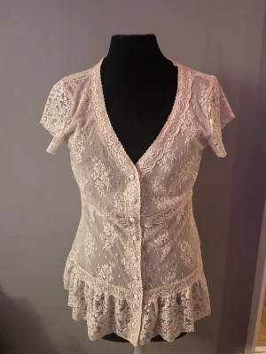 Vintage blus - En fin vintage blus som är snygg att ha över ett linne, de har knappar så det går att ha den öppen med. Använd ett par gånger men fortfarande i bra skick.
