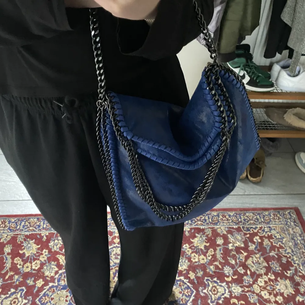 As snygg stella mcartney liknande väska i blå snygg färg😍 Helt i nyakick o säljer då jag tyckte att svart färg skulle passa bättre.. Väskor.