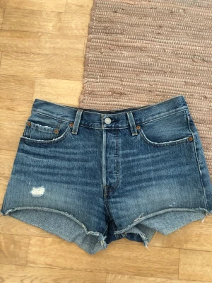 Levis shorts  - Säljer dessa fina Levis shorts som är i storlek S💕
