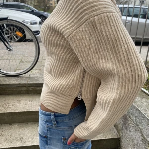 Stickad tröja - Jätte söt stickad tröja från acne studios, med en cool drag kedja på sidan i storlek s