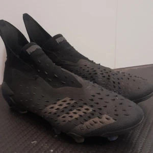 Adidas predator - Adidas predator bra skick, äkta utan box och nypris ca 2000kr  Storlek 39.5 passar storlek 40.