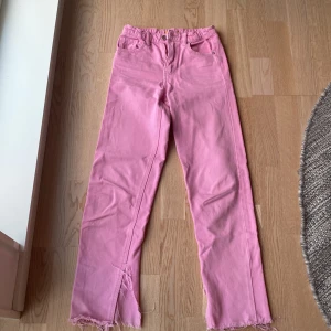 Ginatrickot rosa jeans  - Rosa jeans i stl 146, passar personer mellan 140-150cm lång 🩷200kr+frakt