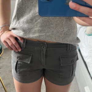 Lågmidjade shorts!  - Så snygga lågmidjade shorts som är perfekt till sommaren!! Säljer för att jag tycker dom är för tighta för min smak som vanligtvis har L i shorts! Skulle sitta dkit snyggt så någon som är xs/s❤️