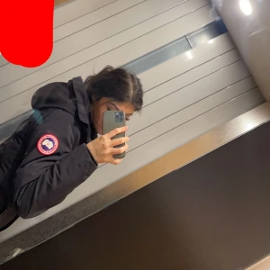 Canada goose jacka - Canada goose jacka i använd skick, skriv för mer bilder och info kring jackan. Storlek S, säljs för 2000kr