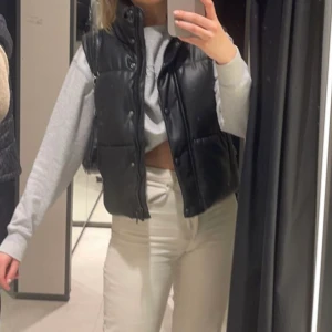 Skinnväst - Skriv om du är intresserad så kan vi diskutera pris, frakt och så vidare😊 Bara att skriva om du vill ha fler bilder 
