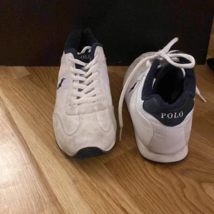 Polo sneakers  - Ralph lauren sneakers storlek 35 Andvända fåtal gånger det finns lite små fläckar framtill, det är mocka material där så har ej försökt tvätta dom. (Syns på bilden)