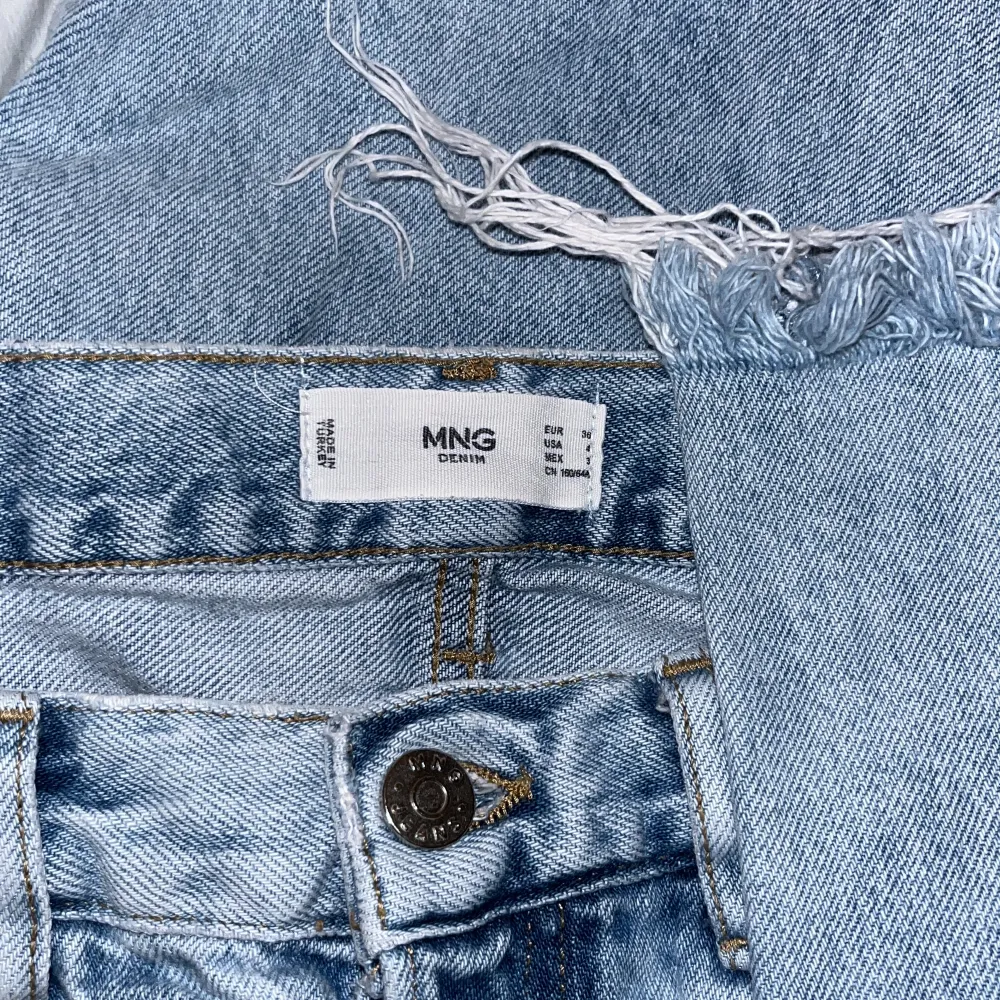 Blå jeans från mango i storlek 36. Jeans & Byxor.