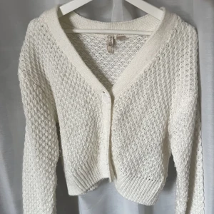 Stickad kofta - Stickad vit kofta från HM. Tryck på köp nu för 85kr+frakt💘