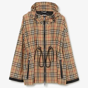 Burberry trench coat  - Sjukt snygg vindjacka / short trench coat från burberry Storlek 3 >> s/m men egen resår att dra åt i midjan så passar i pernicip alla  Jackan är i toppskick och knappt använd  Nypris 11.500 kr Köpt på NK, kvitto och äkthetsbevis medföljer!